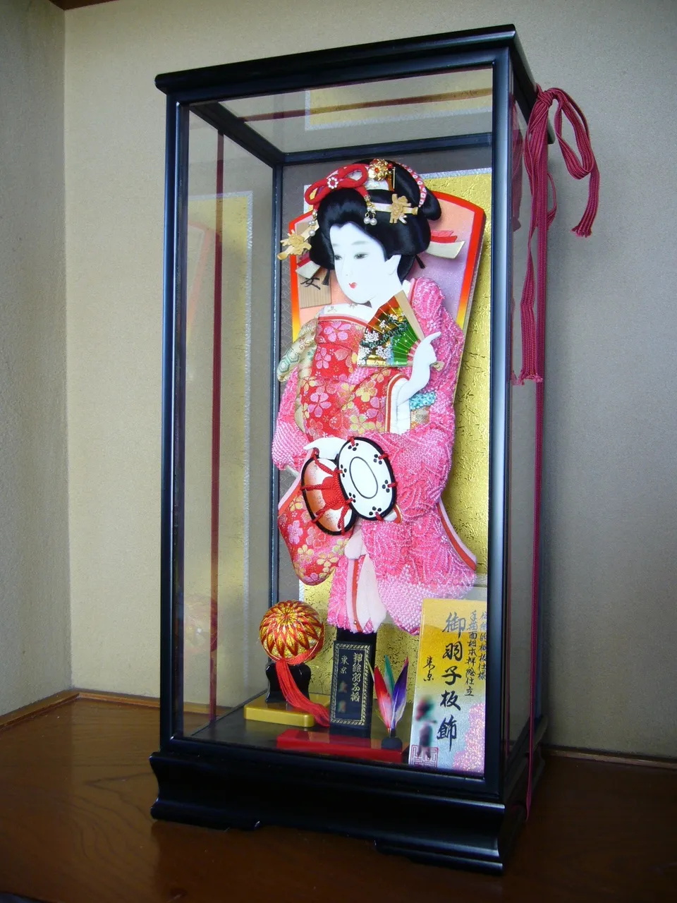 放在玻璃盒中的裝飾羽子板,日本家庭新年時就是這樣擺設