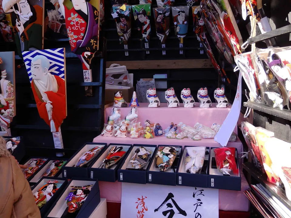 羽子板市期間淺草寺境內的攤位,羽子板旁擺著今戶燒招財貓