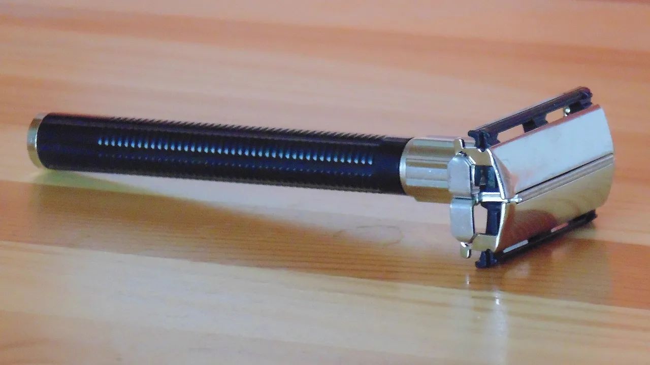 Feather Popular double-edge safety razor, made in Seki, Japan