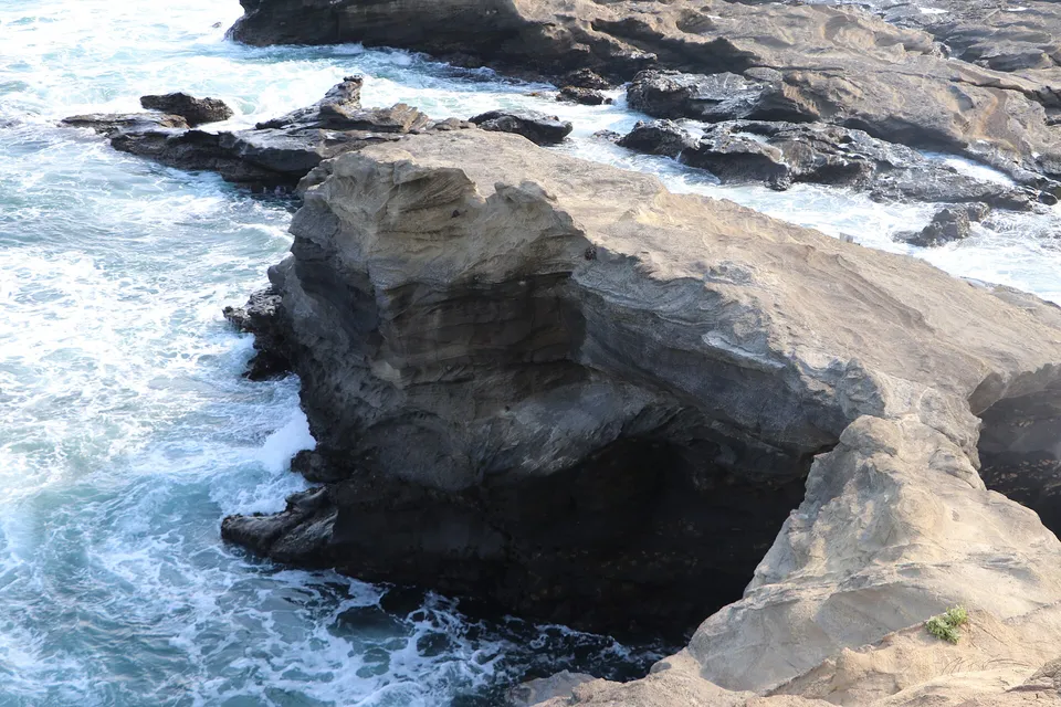 Umanose-dōmon, the rock arch on Jōgashima at the tip of the Miura Peninsula