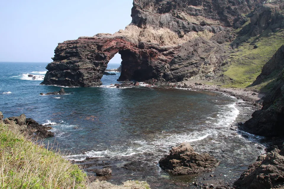 Tsūtenkyō arch on the Kuniga coast, Oki