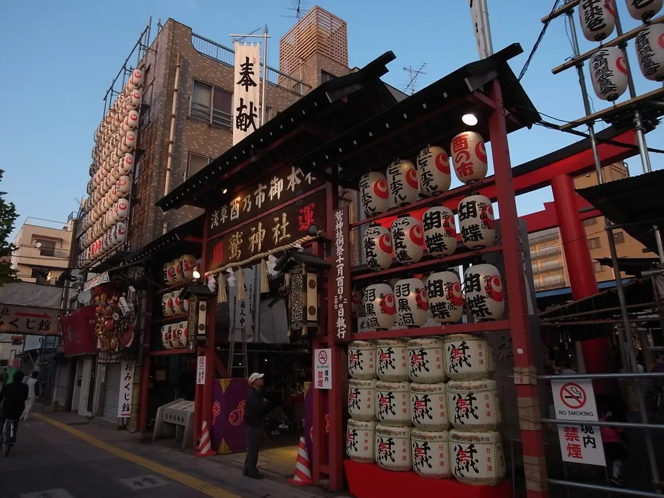 Ōtori Shrine, Asakusa, dressed for the market