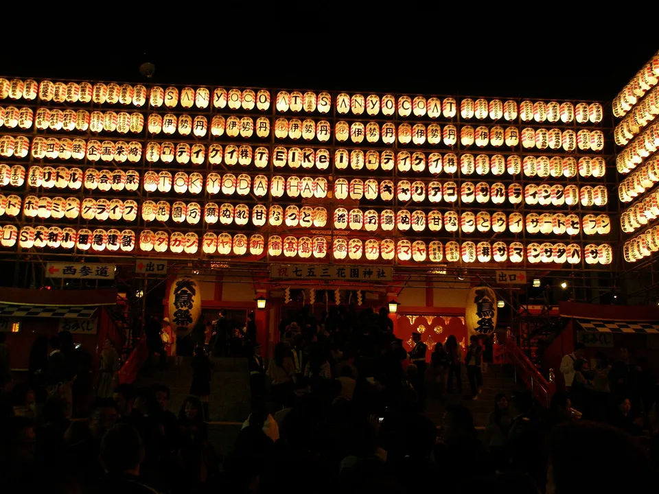 The market runs through the night